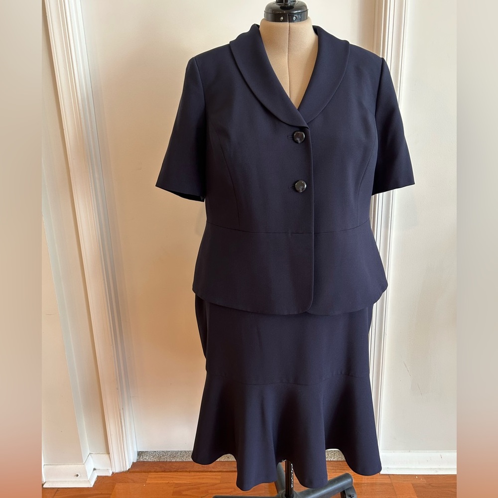 For Sale - Le Suit navy blue suit - skirt and jacket size 18W